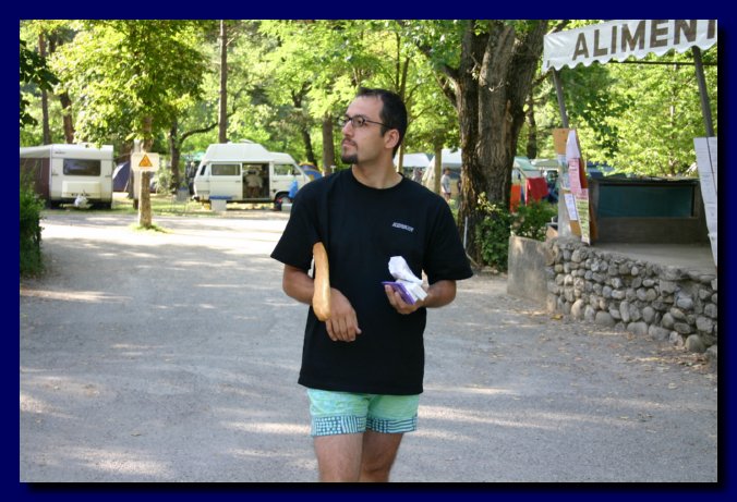 Il Gixxo fa il figo con la baguette