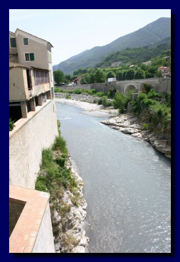 Ovviamente la citt  protetta da un fiume.