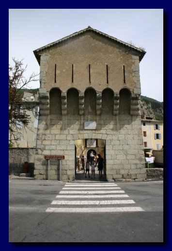 La prima porta del borgo medievale