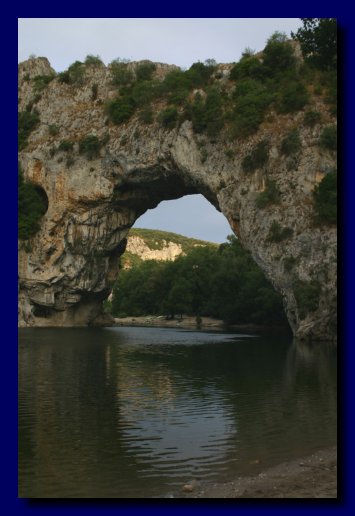 Il paesaggio assuro di Pont D'arc