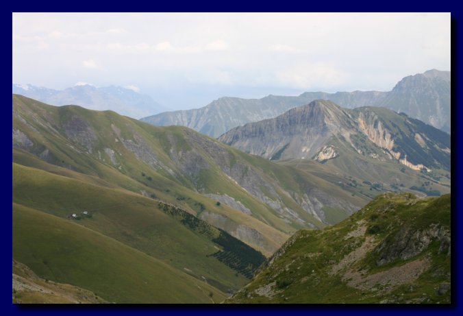 Il verde si alterna al grigio delle rocce